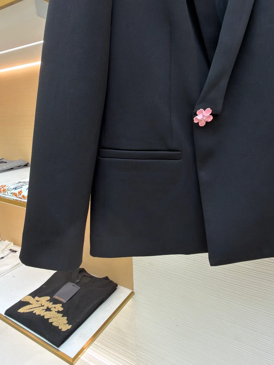 LOUIS VUITTON pink flower suit ●Original version: 25,000 purchased and developed ●Item number: 1681732-B80 ●Fabric: cotton fabric ●Technology: made on positioning cutting machine ●Color: black ●Version: fitted version ●Weight: about 1165 grams ●Size: 46-48-50-52 ●Description: The fabric is made of the same ultra-high-count imported worsted wool blended nylon material as the original version. There is no color difference between the color and texture of the original version, presenting a high-end visual texture and comfortable touch. All auxiliary materials and hardware are custom-made from molds, which is extremely difficult and costly, just to ensure absolute restoration from the inside to the outside. The special-shaped tailoring of the neckline is restored with ingenuity, and the shoulder pads have been adjusted many times to perfect the original straight shoulder shape. 2,500 specially-made small back collar logos are used for high-density embroidery on the same fabric base. The Feidong logo is clear and delicate, highlighting the identity. The overall wiring is straight and delicate, the fabric is comfortable and soft, and the color is consistent without color difference. It can be matched with the same style to create a fashionable look and control various occasions. Customized accessories, complete with three standards, same style for men and women!